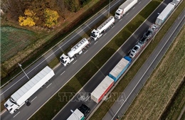 Tài xế xe tải Ba Lan lại phong tỏa cửa khẩu quan trọng với Ukraine