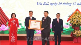 Đồng chí Nguyễn Xuân Thắng trao bằng công nhận Trường Chính trị tỉnh Yên Bái đạt chuẩn mức 1