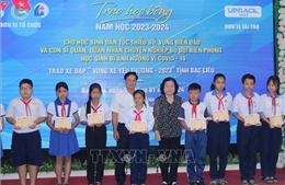 Trao học bổng cho học sinh dân tộc thiểu số, vùng biển, đảo tỉnh Bạc Liêu
