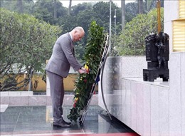 Chủ tịch Quốc hội Bulgaria đặt vòng hoa tại Đài tưởng niệm các Anh hùng liệt sĩ