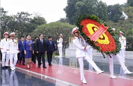 Thủ tướng Lào Sonexay Siphandone đặt vòng hoa tại Đài tưởng niệm các Anh hùng liệt sĩ