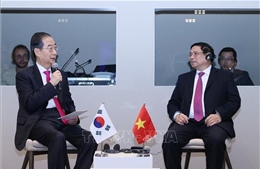 Thủ tướng Phạm Minh Chính gặp Thủ tướng Hàn Quốc Han Duck-soo