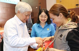 Chủ tịch Ủy ban Trung ương Mặt trận Tổ quốc Việt Nam tặng quà người lao động tại Bình Dương