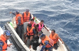 Tàu Hải quân cứu kịp thời 5 ngư dân gặp nạn