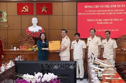 Phó Chủ tịch nước thăm, tặng quà lực lượng Công an tỉnh Long An