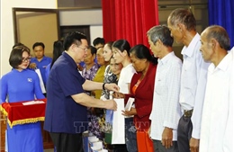 Chủ tịch Quốc hội chúc Tết, tặng quà gia đình chính sách, công nhân, lực lượng vũ trang tỉnh Bạc Liêu