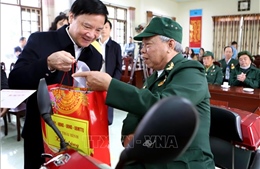 Phó Chủ tịch Quốc hội Nguyễn Khắc Định thăm, tặng quà Tết tại Thái Bình