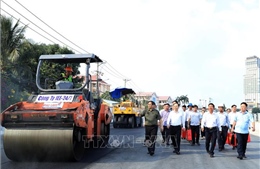 Thủ tướng Phạm Minh Chính thăm, tặng quà động viên các lực lượng ứng trực Tết tại Cần Thơ