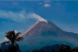 Núi lửa Ibu phun trào tại Indonesia
