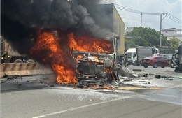Xe container bốc cháy sau tai nạn liên hoàn, nhiều người bị thương