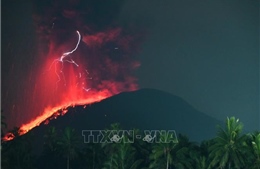 Núi lửa Ibu của Indonesia lại phun trào, tạo cột tro bụi cao 5km
