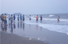 Hà Tĩnh: Nỗ lực tìm kiếm hai trẻ mất tích khi tắm biển