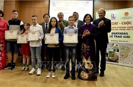 Cuộc thi vẽ tranh &#39;Việt Nam trong đôi mắt trẻ thơ&#39; thu hút nhiều học sinh quốc tế