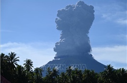 Núi lửa Ibu của Indonesia liên tiếp phun trào