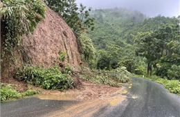 Mưa lớn gây sạt lở, ách tắc nhiều tuyến đường vùng cao Lào Cai
