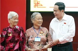 Chủ tịch Quốc hội tặng quà người có công với cách mạng tỉnh Hậu Giang