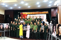 Trao tặng di ảnh màu 10 nữ anh hùng dân quân Lam Hạ và tủ sách Đặng Thùy Trâm