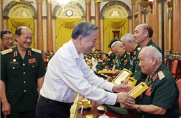 Chủ tịch nước Tô Lâm gặp mặt Ban liên lạc Đại đoàn 305 Dù - Đặc công