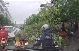 Cảnh sát giao thông túc trực trên những cung đường bị ảnh hưởng của bão số 2