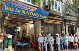 Ấm lòng những &#39;Nhà ăn không đồng&#39; tại Hà Nội