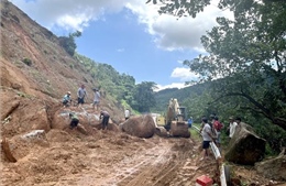 Bình Thuận: Sạt lở đèo Tà Pứa gây ách tắc giao thông