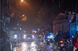 Hà Nội: Mưa lớn ngập úng cục bộ nhiều tuyến đường, giao thông ùn tắc