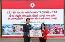 Tiếp nhận 100.000 USD từ Đại sứ quán Trung Quốc ủng hộ người dân vùng bão, lũ