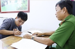 Vận động đối tượng giết người bỏ trốn sang Campuchia về đầu thú