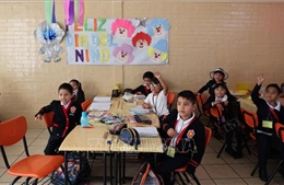 Cờ đỏ sao vàng thắm đỏ những ngọn núi Iztapalapa