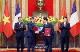 Chủ tịch nước Lương Cường và Tổng thống Pháp chứng kiến lễ trao văn kiện hợp tác