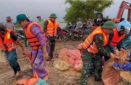 Huế: Huy động lực lượng giúp nhân dân khắc phục sự cố vỡ đê