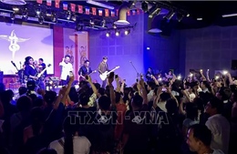 Cộng đồng người Việt tại Pháp tái ngộ với thanh xuân cùng Bức Tường
