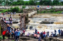 Sập cầu ở Ấn Độ, nhiều người thiệt mạng và bị cuốn trôi