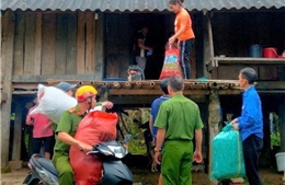 Công an Tuyên Quang kịp thời hỗ trợ di dời nhân dân khỏi vùng sạt lở