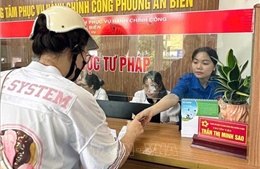 Thanh niên xung kích hỗ trợ người dân tiếp cận dịch vụ công hiện đại