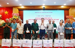 Trưởng Ban Tuyên giáo và Dân vận Trung ương tặng quà gia đình chính sách tại Tây Ninh​
