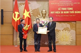 Chủ tịch Quốc hội Trần Thanh Mẫn dự lễ trao tặng huy hiệu 30 năm tuổi Đảng