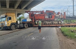 Xe ben lún bánh do sa lầy gây ùn tắc giao thông tại Quốc lộ 61