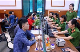 Công an địa phương 2 cấp nhanh chóng bám nắm địa bàn, hỗ trợ người dân