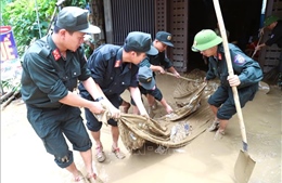 Quân đội tiếp tục huy động trực thăng vận chuyển hàng cứu trợ vùng lũ Nghệ An