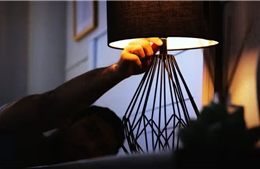 Ánh sáng ban đêm âm thầm tàn phá não bộ, tâm trạng và trao đổi chất