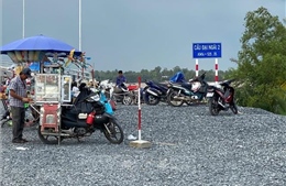 Bất chấp khuyến cáo, người dân vượt rào chắn đi lại khi cầu Đại Ngãi 2 chưa hoàn thành