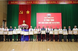 Hàng nghìn đảng viên được trao Huy hiệu Đảng dịp Quốc khánh 2/9