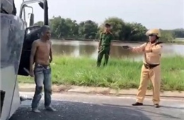 Khống chế đối tượng &#39;ngáo đá&#39; lái xe tải lạng lách, chống trả lực lượng chức năng