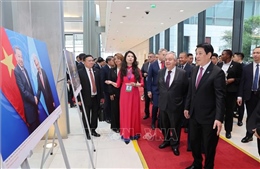 Công ước Hà Nội: Chủ tịch nước Lương Cường và Tổng Thư ký LHQ xem trưng bày ảnh của TTXVN