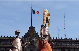Những &#39;linh hồn&#39; rảo bước trên quảng trường lịch sử thủ đô Mexico