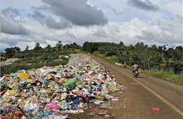 Rác thải tràn ra Quốc lộ 14C, gây ô nhiễm và nguy cơ tai nạn giao thông