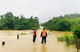 Bộ đội Biên phòng hỗ trợ nhân dân khu vực biên giới ứng phó mưa lũ