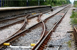 Tàu hỏa trật bánh, dừng dịch vụ đường sắt tại Anh