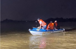 Giải cứu thành công 3 người mắc kẹt do lũ khi đi khai thác rừng tràm